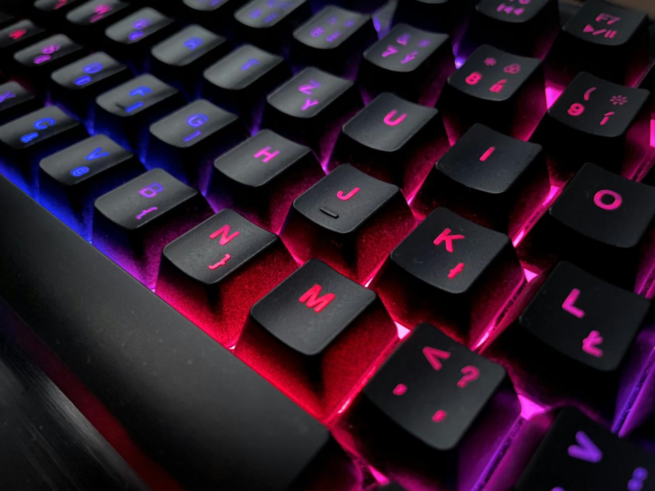 close-up keyboard dengan lampu merah dan biru