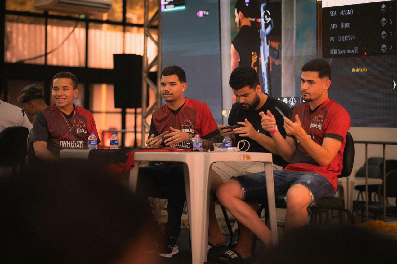 Empat pria duduk di meja selama sebuah acara.