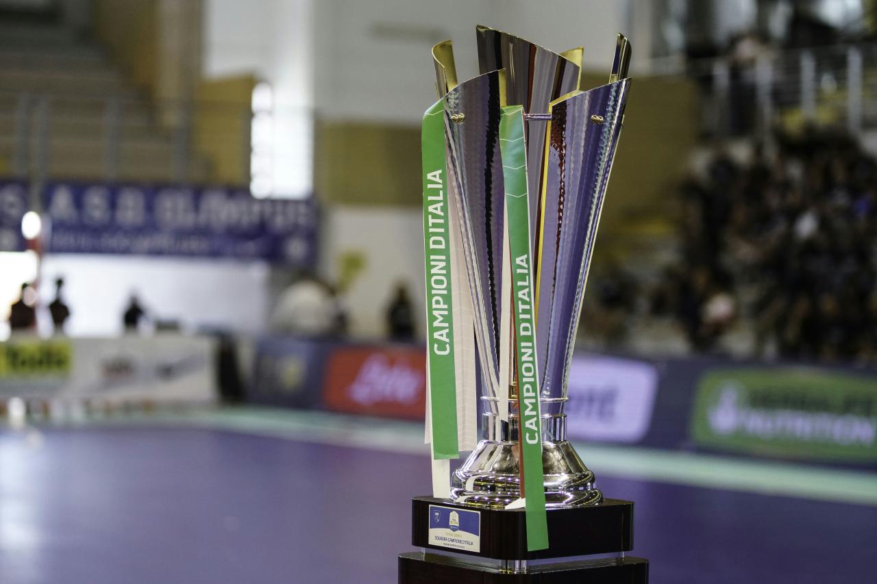 piala yang duduk di atas meja kayu