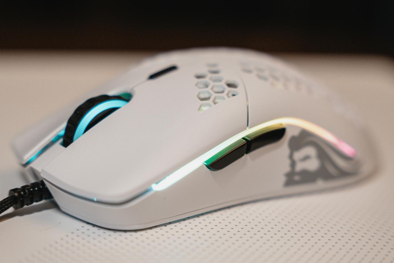 mouse komputer nirkabel hitam dan putih