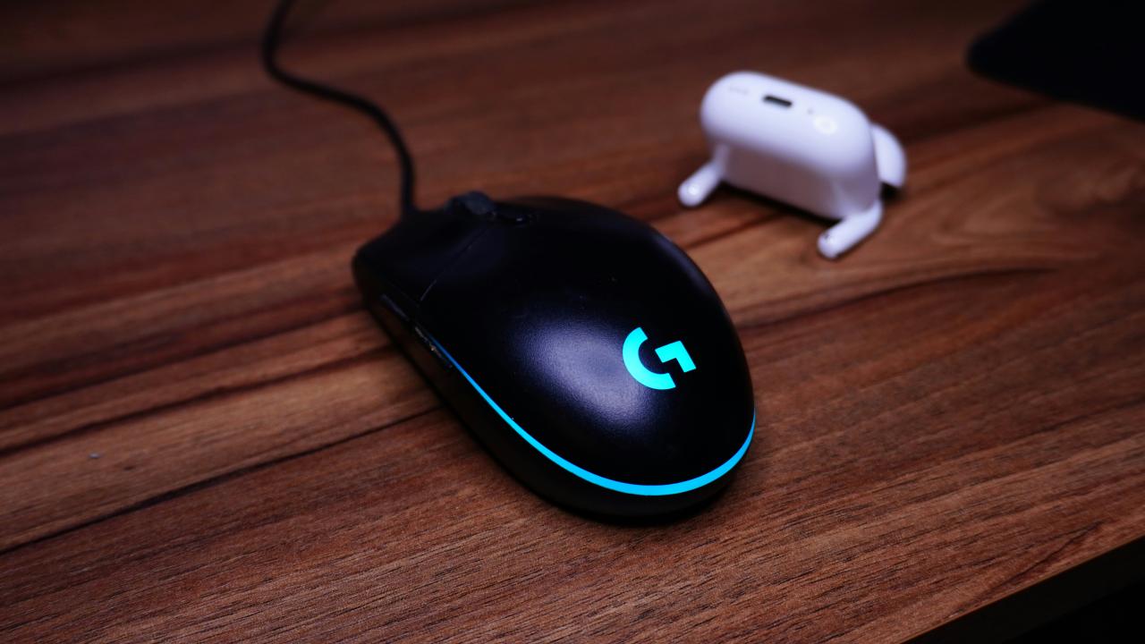 Mouse komputer duduk di atas meja kayu