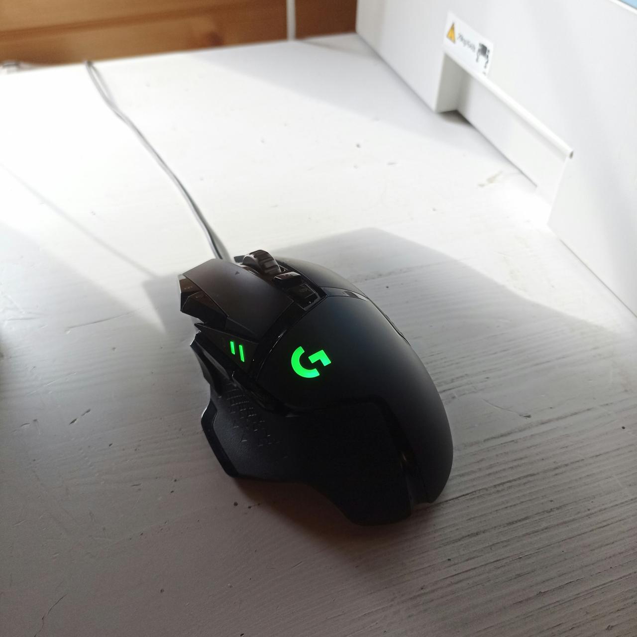 mouse komputer yang duduk di atas meja