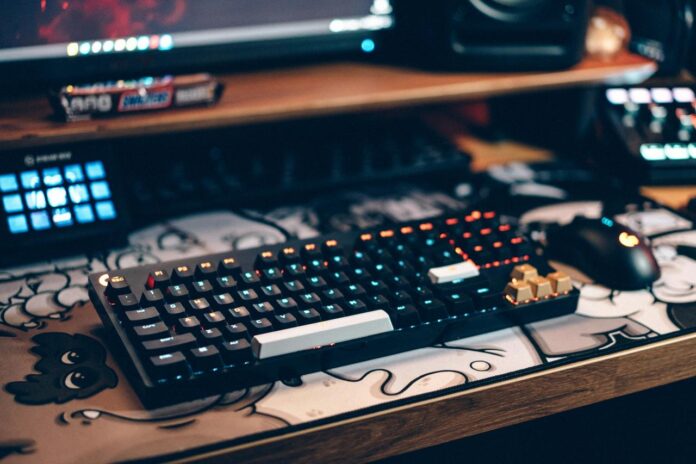 keyboard komputer hitam putih