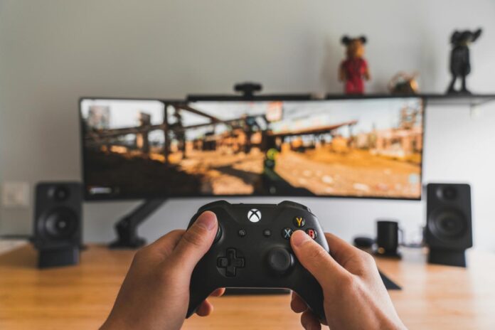 Orang yang Memegang Pengontrol Game Hitam